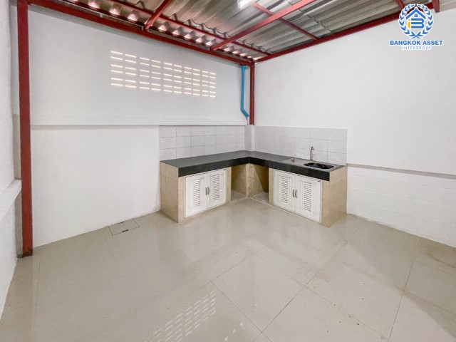 *****ทาวน์เฮ้าส์มือสองย่านนนทบุรี ม.นิวเวิลด์วิลล์ บางบัวทอง-สุพรรณบุรี บนเนื้อที่ 20 ตร.ว. ฟังก์ชัน 2 ห้องนอน 2 ห้องน้ำ 1 ที่จอดรถ แถมฟรี! 1 เครื่องปรับอากาศ เดินทางสะดวก หน้าโครงการติดถ.บางบัวทอง-สุพรรณบุรี เชื่อมต่อหลายเส้นทาง ถ.กาญจนาภิเษก ถ.สะพานนนทบุรี-บางบัวทอง